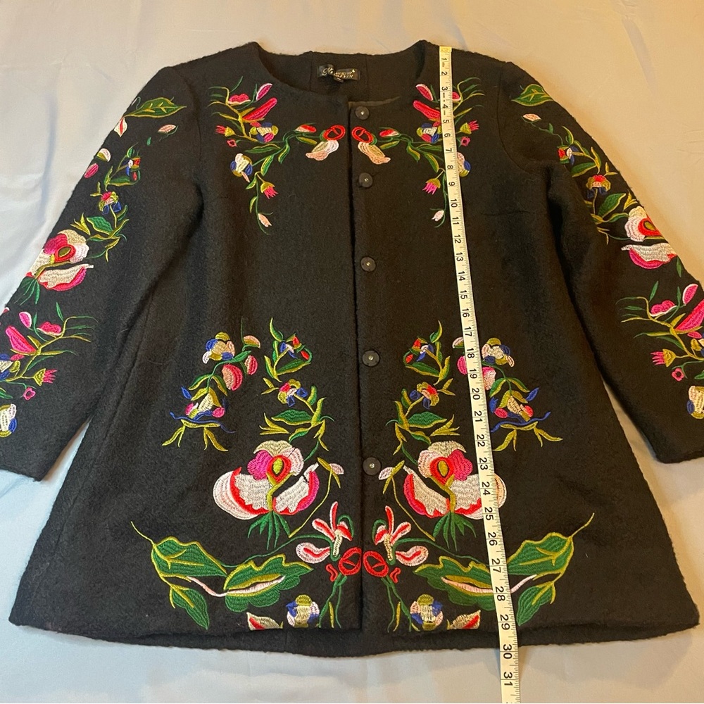 Elegant Vintage Embroidered Floral Black Jacket.
Size XL - Picture 4 of 15